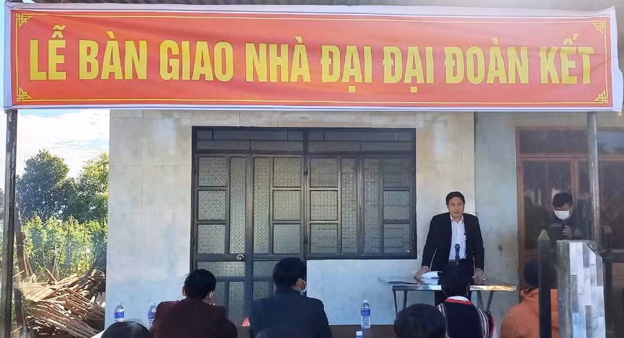 Lễ bàn giao nhà đại đoàn kết cho hộ nghèo dân tộc thiểu số khó khăn về nhà ở tại xã Chư Á Thành phố Pleiku. Ảnh: Thanh Nhật