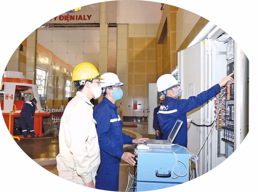  Sửa chữa ở Công ty Thủy điện Ialy. Ảnh: P.V