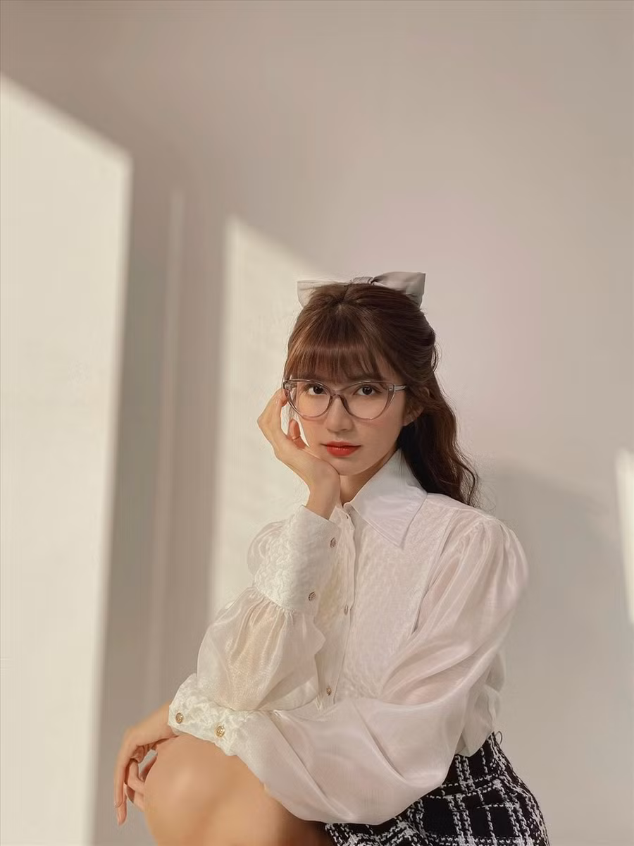 Ngọc Huyền nổi bật với vẻ đẹp trong veo, nữ tính với kiểu trang điểm nhẹ nhàng, phần tóc được cài nơ điệu đà. Ảnh: NVCC. 