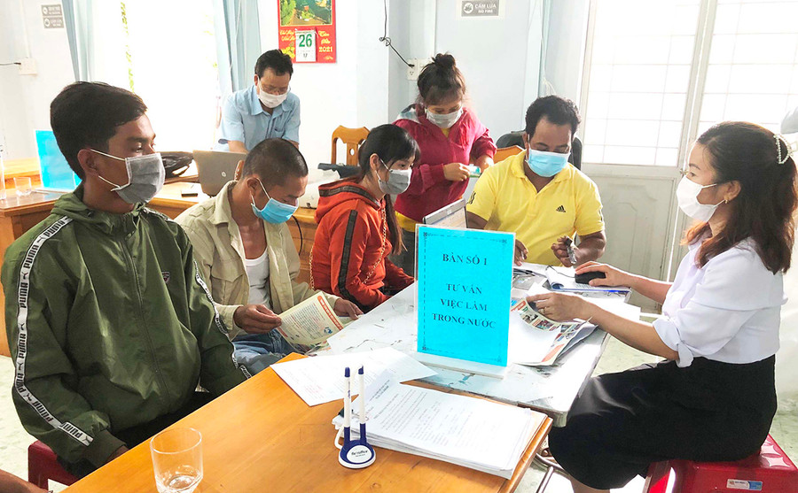 Cán bộ Trung tâm Dịch vụ việc làm tỉnh tư vấn cho người lao động. Ảnh: Đinh Yến Cán bộ Trung tâm Dịch vụ việc làm tỉnh tư vấn cho người lao động. Ảnh: Đinh Yến