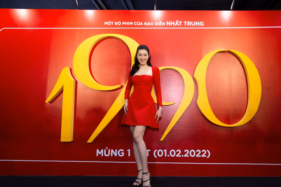Diễn viên Thúy Ngân rạng rỡ trên thảm đỏ 1990. Ảnh: BTC