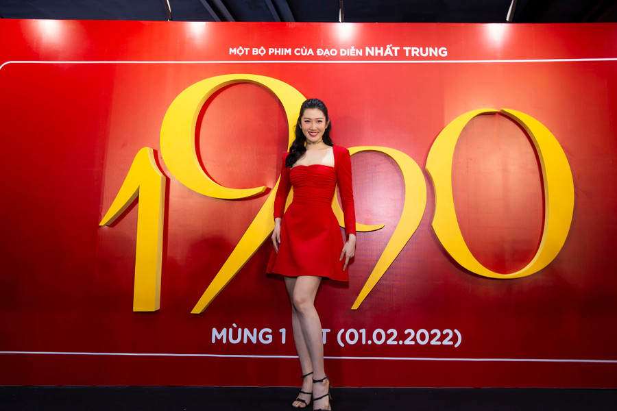 Diễn viên Thúy Ngân rạng rỡ trên thảm đỏ 1990. Ảnh: BTC
