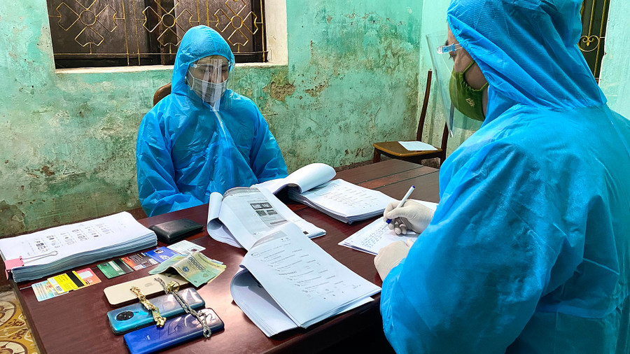 Bị can Nguyễn Đình Thìn cùng tang vật. Ảnh: Hoàng Thơ