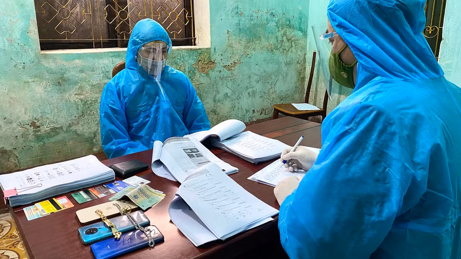 Bị can Nguyễn Đình Thìn cùng tang vật. Ảnh: Hoàng Thơ