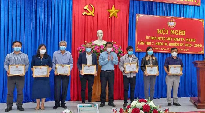 Khen thưởng cho các tập thể, cá nhân có thành tích xuất sắc trong công tác Mặt trận năm 2021. Ảnh: Phạm Huyền 