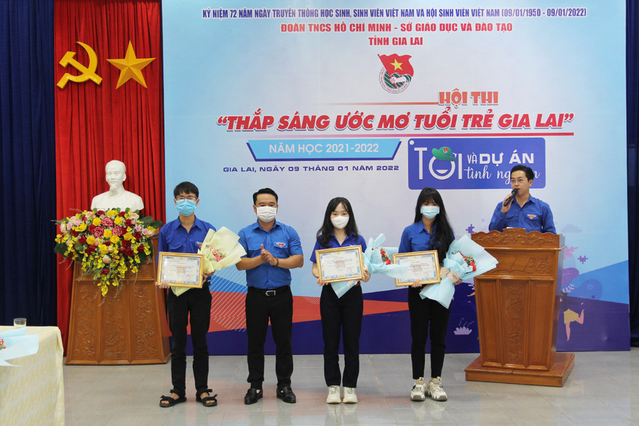 Anh Đỗ Duy Nam (thứ 2 từ trái sang)-Phó Bí thư Tỉnh Đoàn trao giải nhất và giải nhì cho các nhóm tác giả. Ảnh: Phan Lài Anh Đỗ Duy Nam (thứ 2 từ trái qua)-Phó Bí thư Tỉnh Đoàn trao giải nhất và giải nhì cho các nhóm tác giả. Ảnh: Phan Lài