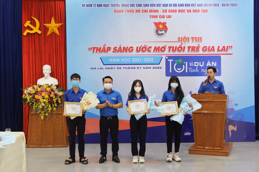 Anh Đỗ Duy Nam (thứ 2 từ trái qua)-Phó Bí thư Tỉnh Đoàn trao giải nhất và giải nhì cho các nhóm tác giả. Ảnh: Phan Lài