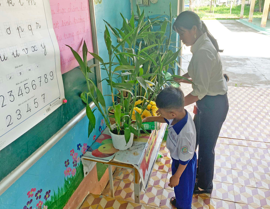 Cô và trò lớp 1C (điểm trường thôn Plei Du, Trường Tiểu học Võ Thị Sáu, xã Chư Răng) cùng nhau chăm sóc Góc thiên nhiên được thiết kế đơn giản tại lớp học.Ảnh.Vũ Chi