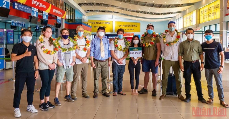 Đoàn khách nước ngoài đầu tiên đến Quảng Bình cũng là nhóm làm phim về Phong Nha-Kẻ Bàng.