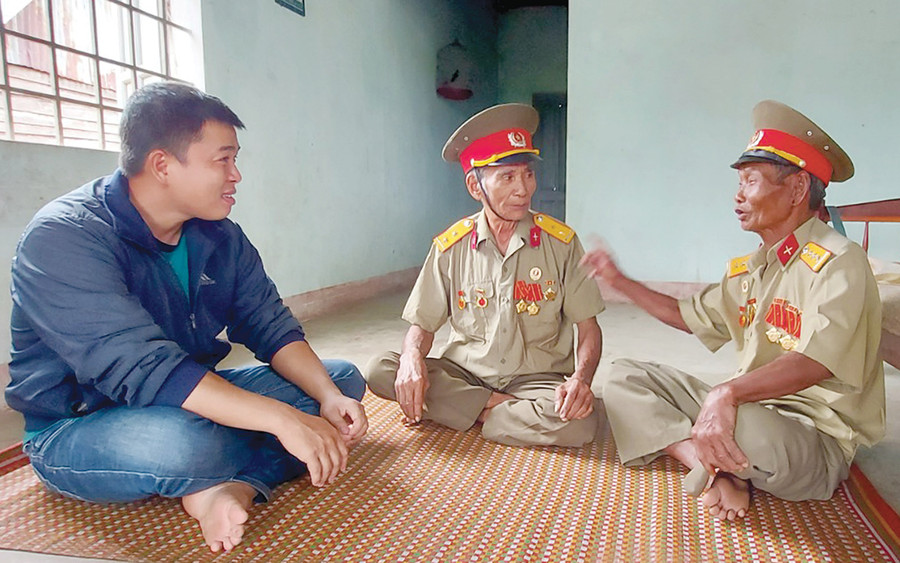 Ông Đinh Hnhơch (bìa phải) và ông Đinh Drip kể với chúng tôi quá khứ hào hùng của Đội du kích xã A3. Ảnh: Hoành Sơn