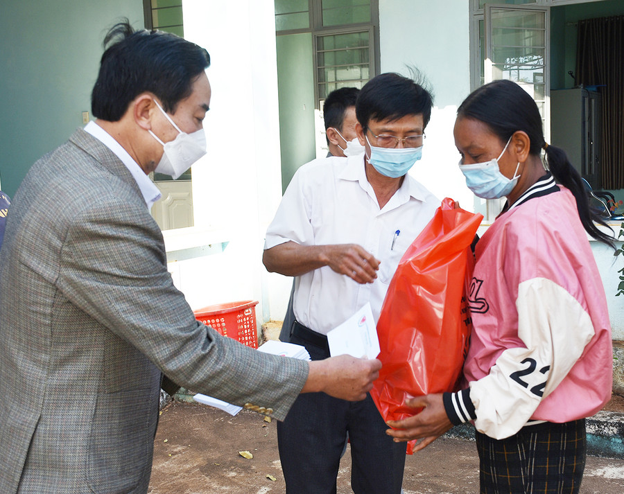 Hội Bảo trợ Người khuyết tật và Bảo vệ Quyền trẻ em tỉnh tặng quà cho gia đình người khuyết tật tại xã Ia O (huyện Chư Prông). Ảnh: Hà Phương Tỉnh Hội tặng quà cho gia đình người khuyết tật tại xã Ia O, huyện Chư Prông. Ảnh: Hà Phương