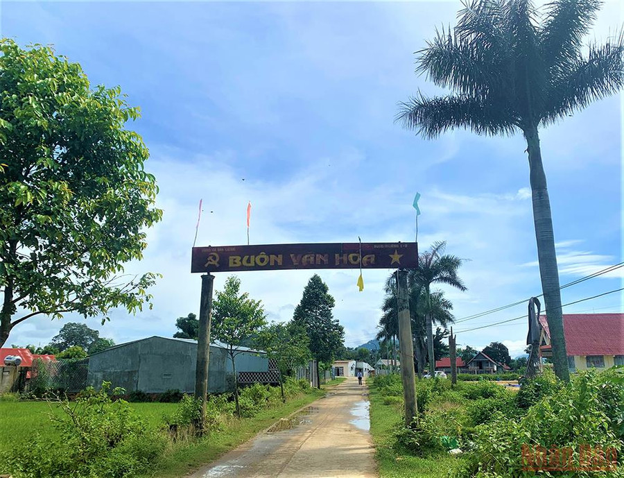 Cổng vào buôn cổ M’liêng. 