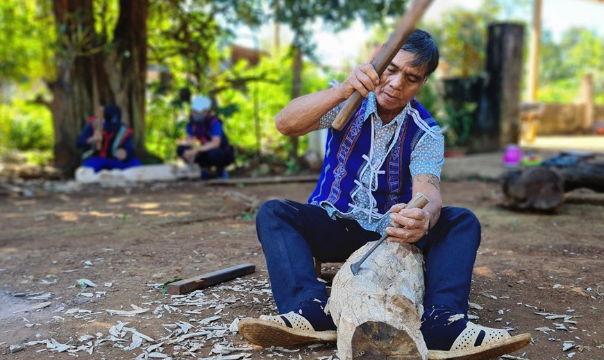 Chỉ với những dụng cụ đơn giản như rìu, rựa, dao, đục... nhưng dưới bàn tay khéo léo và trí tưởng tượng phong phú, các nghệ nhân đã thổi hồn lên các bức tượng gỗ, phản ánh sự sinh động của cuộc sống, góp phần tạo nên nét đặc sắc trong văn hoá cổ truyền của đồng bào các dân tộc Tây Nguyên. Ảnh: Hồng Điệp/TTXVN Chỉ với những dụng cụ đơn giản như rìu, rựa, dao, đục... nhưng dưới bàn tay khéo léo và trí tưởng tượng phong phú, các nghệ nhân đã thổi hồn lên các bức tượng gỗ, phản ánh sự sinh động của cuộc sống, góp phần tạo nên nét đặc sắc trong văn hoá cổ truyền của đồng bào các dân tộc Tây Nguyên. Ảnh: Hồng Điệp/TTXVN