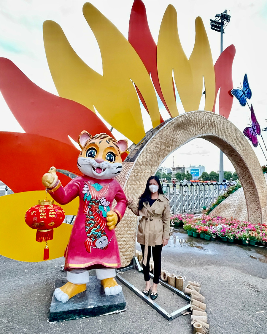 Khách tham quan Quảng trường chụp ảnh lưu niệm cùng chú hổ đáng yêu