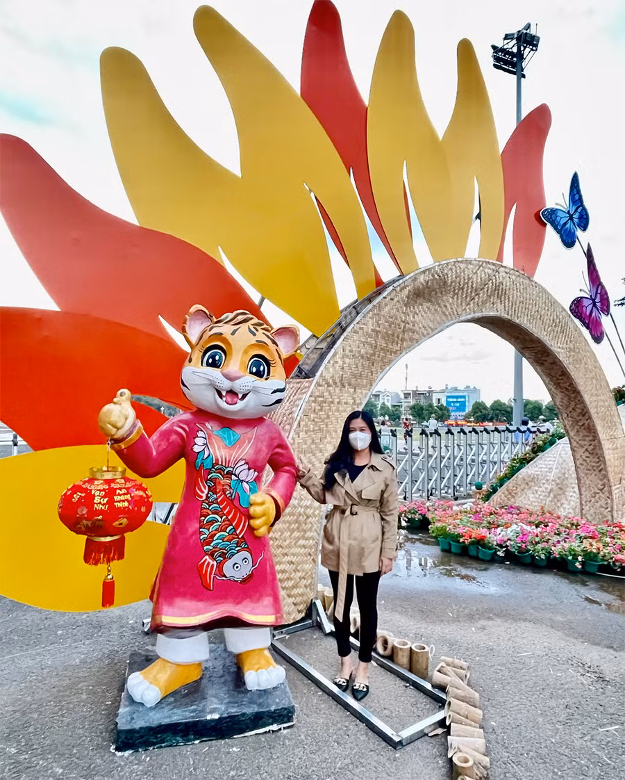 Khách tham quan Quảng trường chụp ảnh lưu niệm cùng chú hổ đáng yêu