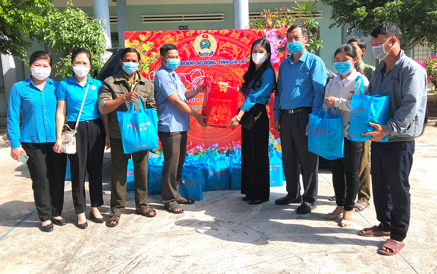Liên đoàn Lao động tỉnh và Công đoàn ngành Nông nghiệp và PTNT tặng quà Tết cho cán bộ, nhân viên Ban Quản lý rừng phòng hộ Chư A Thai (huyện Phú Thiện). Ảnh: Đinh Yến Liên đoàn Lao động tỉnh và Công đoàn Nông nghiệp-PTNT tỉnh tặng quà Tết cho cán bộ, nhân viên Ban Quản lý rừng phòng hộ Chư A Thai- Ảnh: Đinh Yến