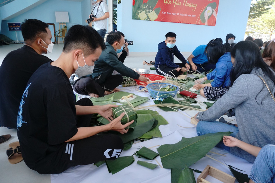 Em Bino cầm trên tay cặp bánh chưng vừa mới hoàn thiện xong. Ảnh: VT  Em Bino cầm trên tay cặp bánh chưng vừa mới hoàn thiện xong. Ảnh: VT