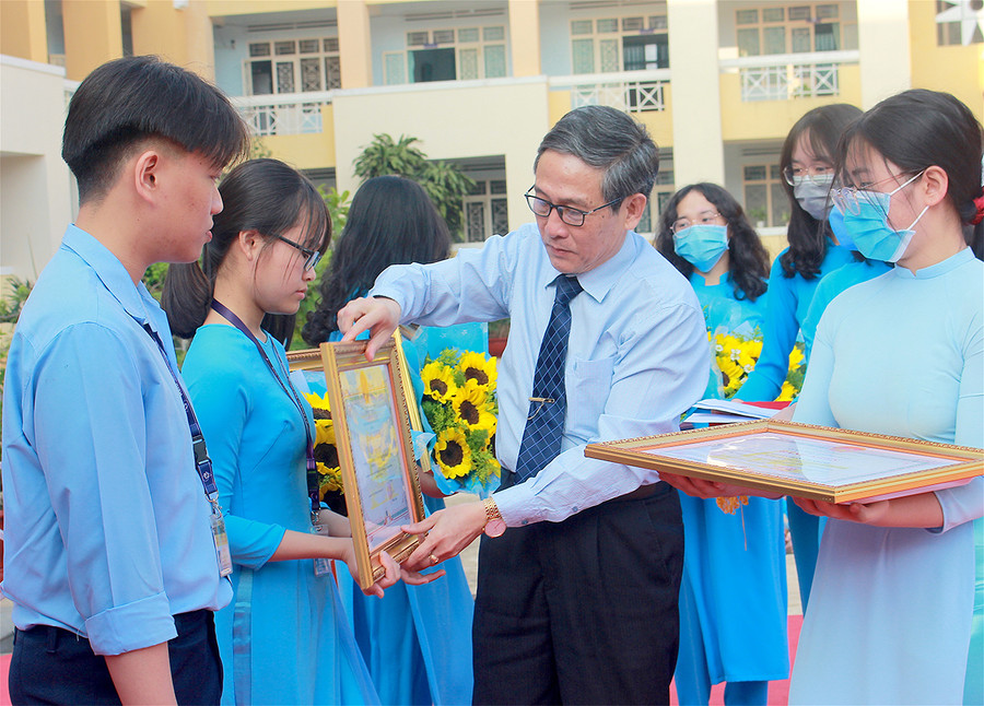  Giám đốc Sở GD-ĐT Lê Duy Định trao tặng bằng khen của Chủ tịch UBND tỉnh cho các học sinh giỏi quốc gia năm học 2020-2021 (ảnh chụp tháng 3-2021). Ảnh: Mộc Trà