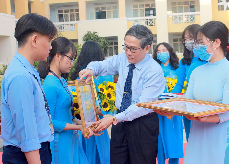  Giám đốc Sở GD-ĐT Lê Duy Định trao tặng bằng khen của Chủ tịch UBND tỉnh cho các học sinh giỏi quốc gia năm học 2020-2021 (ảnh chụp tháng 3-2021). Ảnh: Mộc Trà