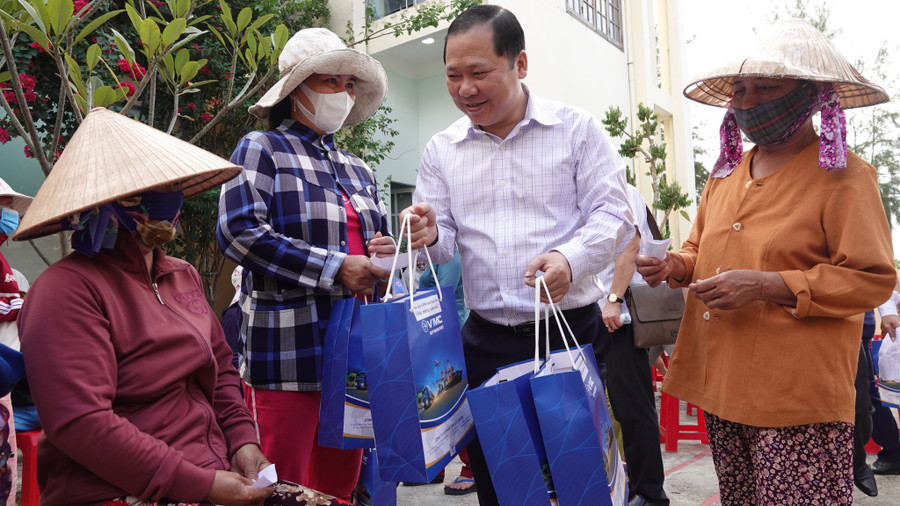  Chủ tịch UBND tỉnh Bình Định tặng quà tết cho người dân xã đảo Nhơn Châu. Ảnh: Hoàng Trọng