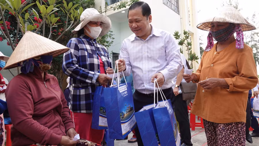 Chủ tịch UBND tỉnh Bình Định tặng quà tết cho người dân xã đảo Nhơn Châu. Ảnh: Hoàng Trọng Chủ tịch UBND tỉnh Bình Định tặng quà tết cho người dân xã đảo Nhơn Châu. Ảnh: Hoàng Trọng