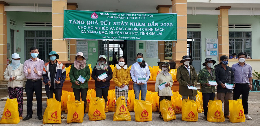 Ngân hàng Chính sách Xã hội tỉnh trao tặng 100 phần quà Tết cho bà con nghèo, gia đình chính sách xã Yang Bắc. Ảnh: Sơn Ca Nhân dịp Tết Nguyên đán Nhâm Dần 2022, Ngân hàng Chính sách Xã hội Chi nhánh tỉnh Gia Lai trao tặng 100 phần quà Tết cho bà con nghèo, gia đình chính sách xã Yang Bắc. Ảnh: Sơn Ca