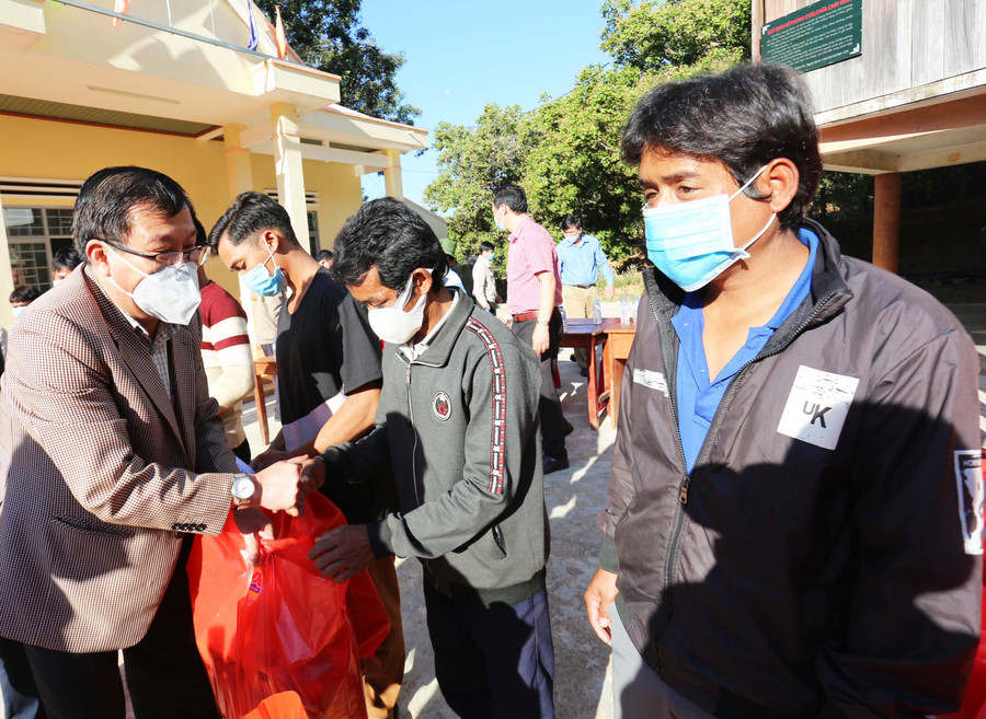 Đồng chí Thái Thanh Bình trao quà cho các hộ dân có hoàn cảnh khó khăn. Ảnh: Lê Văn Ngọc