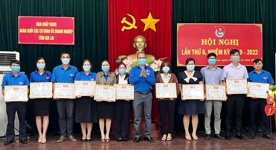 Bí thư Đoàn Khối các Cơ quan và Doanh nghiệp tỉnh Bùi Duy Toàn (thứ 7 từ trái sang) trao bằng khen của Ban Chấp hành Tỉnh Đoàn cho các tập thể xuất sắc. Ảnh: Phương Vi Quang cảnh hội nghị Ban Chấp hành Đoàn Khối các Cơ quan và Doanh nghiệp tỉnh lần thứ 6. Ảnh: Phương Vi