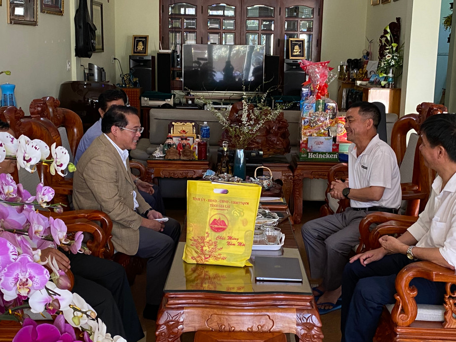 Đoàn công tác do Phó Chủ tịch UBND tỉnh Hồ Phước Thành dẫn đầu đã đến thăm, chúc mừng năm mới đồng chí Nguyễn Đức Hoàng-nguyên Phó Chủ tịch UBND tỉnh. Ảnh: Hà Duy