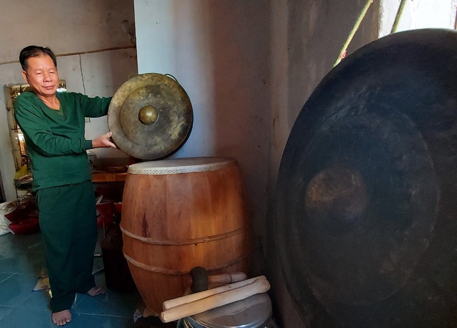 Trống, chiêng do họ Vi mua để phục vụ cho hoạt động của cộng đồng. Ảnh: Thiên Di