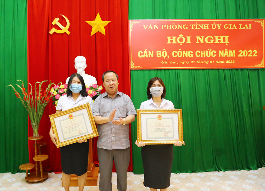 Phó Bí thư Thường trực Tỉnh ủy Châu Ngọc Tuấn trao Kỷ niệm chương "Vì sự nghiệp văn thư lưu trữ" cho 2 cá nhân. Ảnh: Đăng Vũ Tặng Kỷ niệm chương Vì sự nghiệp văn thư lưu trữ. Ảnh: Đăng Vũ