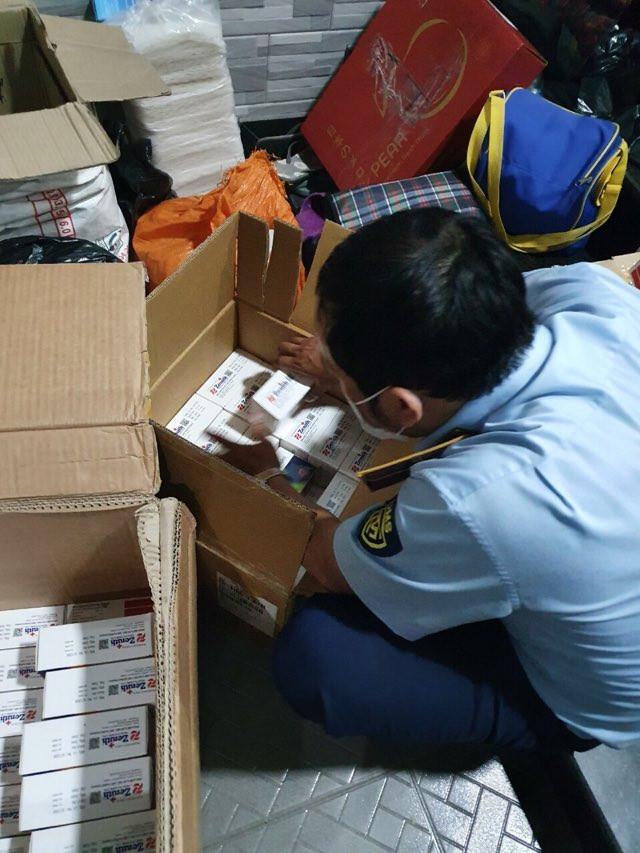  Lực lượng chức năng đang kiểm đếm hàng hóa