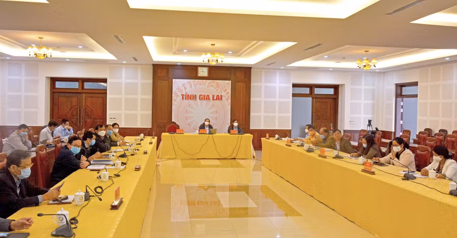 Điểm cầu tỉnh Gia Lai Hội nghị trực tuyến toàn quốc tổng kết công tác bảo đảm trật tự an toàn giao thông năm 2021. Ảnh: Lê Hòa 