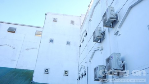 Các đối tượng chọn những căn phòng có nhiều cửa sổ hòng phi tang ma tuý khi bị lực lượng chức năng kiểm tra