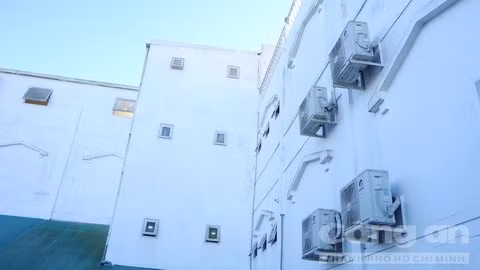 Các đối tượng chọn những căn phòng có nhiều cửa sổ hòng phi tang ma tuý khi bị lực lượng chức năng kiểm tra