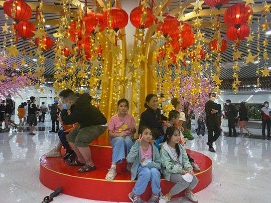 Bên trong Công viên APEC có đông người đến tham quan. Đây là công trình vừa được UBND TP Đà Nẵng khánh thành