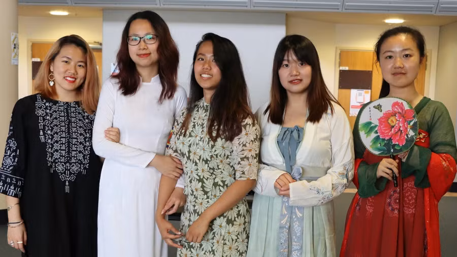 Hà My (ở giữa) và thành viên AIESEC trong trang phục truyền thống của phụ nữ Myanmar mặc hàng ngày cho buổi diễn văn hóa