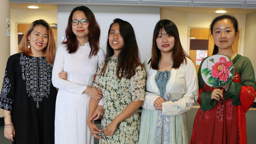 Hà My (ở giữa) và thành viên AIESEC trong trang phục truyền thống của phụ nữ Myanmar mặc hàng ngày cho buổi diễn văn hóa