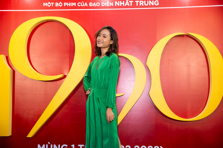 Diễn viên Hồng Ánh trẻ trung và quý phái khi diện đầm lụa xanh. Ảnh: BTC