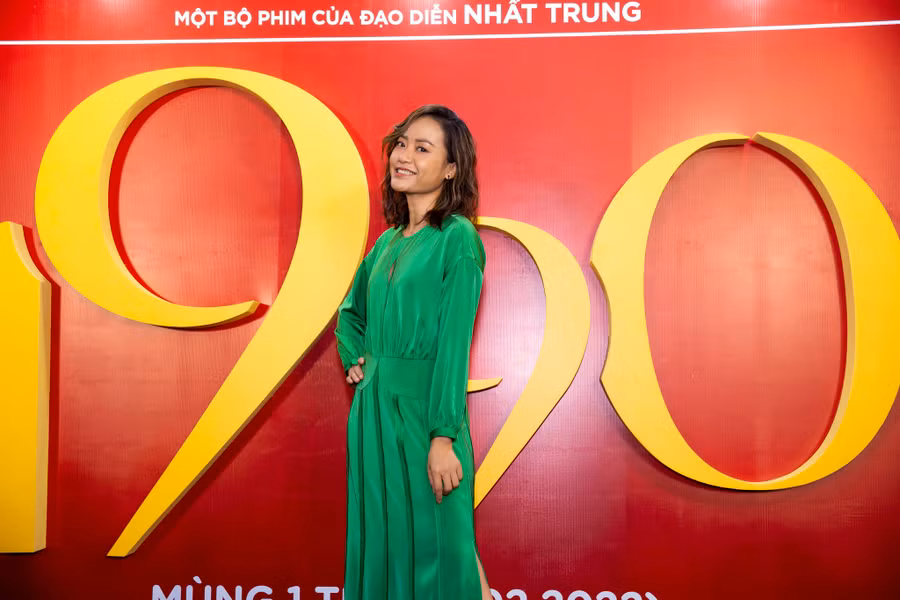 Diễn viên Hồng Ánh trẻ trung và quý phái khi diện đầm lụa xanh. Ảnh: BTC