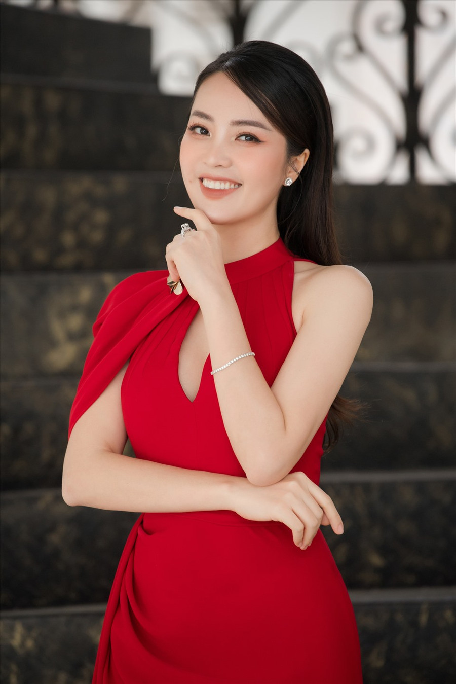 Á hậu Thuỵ Vân cũng cho biết bản thân là người mê phim của VFC, không bỏ sót tập nào. Đó có lẽ cũng là lý do cô được chọn dẫn chương trình này. Ảnh: NVCC.