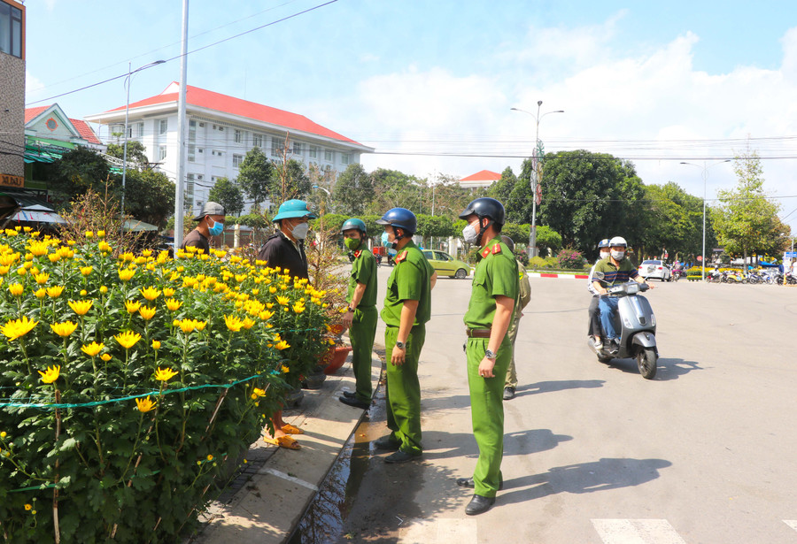 Lực lượng Công an phường Tây Sơn (thị xã An Khê) thường xuyên đi tuần tra, nhắc nhở người dân thực hiện nghiêm công tác phòng-chống dịch bệnh. Ảnh: Ngọc Minh