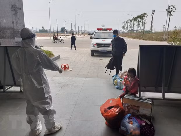 Tiếp nhận các trường hợp F0 đến cách ly điều trị. (Ảnh: Danh Lam/TTXVN) Tiếp nhận các trường hợp F0 đến cách ly điều trị. (Ảnh: Danh Lam/TTXVN)