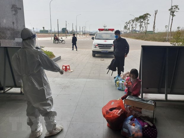  Tiếp nhận các trường hợp F0 đến cách ly điều trị. (Ảnh: Danh Lam/TTXVN)