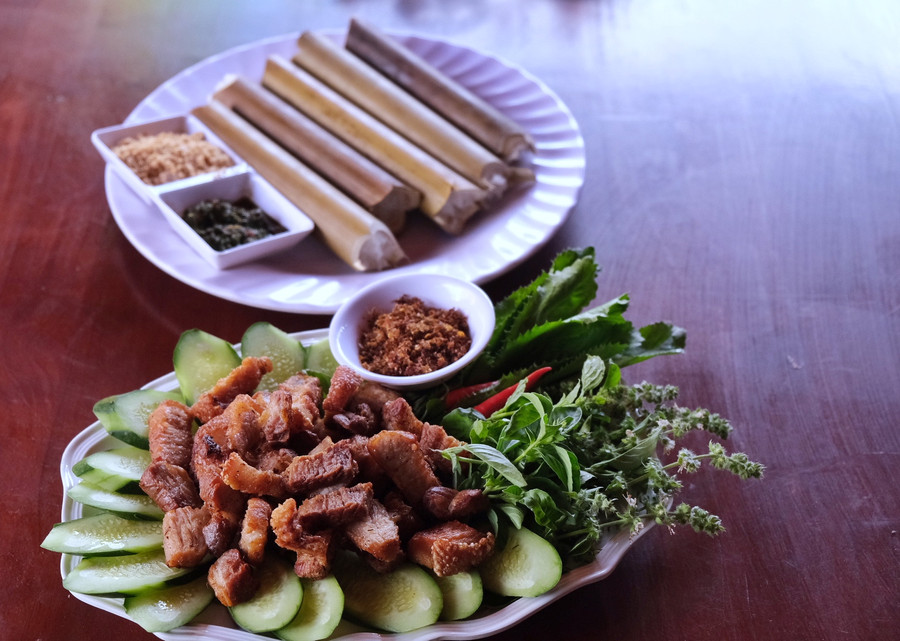Món ăn truyền thống hấp dẫn hơn khi ăn kèm lá é, rau gia vị và muối kiến vàng. Ảnh: Minh Châu Món ăn truyền thống hấp dẫn hơn khi ăn kèm lá é, rau gia vị và muối kiến vàng. Ảnh: Minh Châu