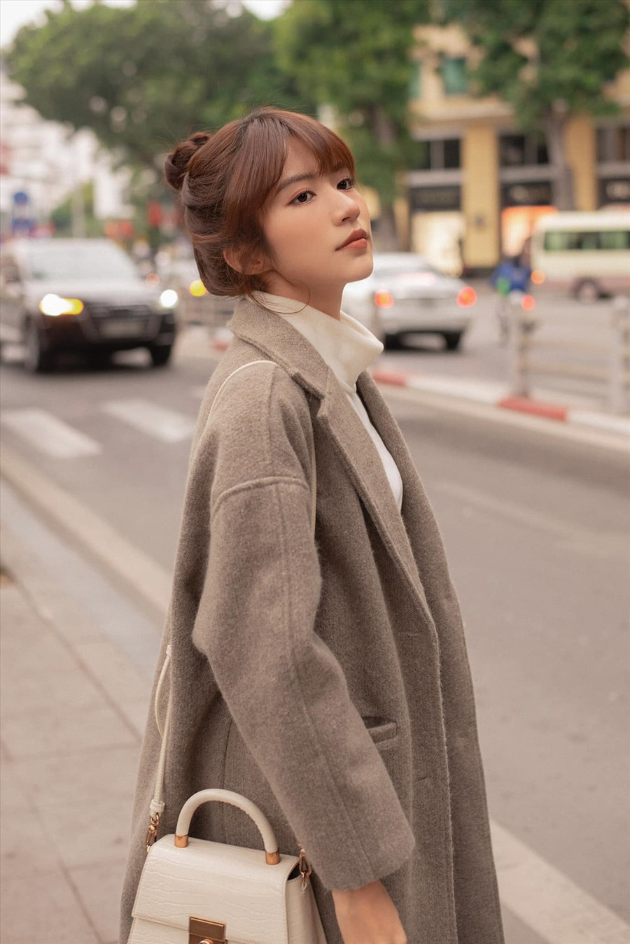 Đôi khi, Ngọc Huyền trở nên thanh lịch hoặc mang dáng dấp của một cô tiểu thư nhờ cách phối đồ tinh tế. Với kinh nghiệm làm mẫu ảnh nhiều năm nên những bộ ảnh đời thường của nữ diễn viên luôn nhận được nhiều lời khen về thần thái. Ảnh: NVCC. 