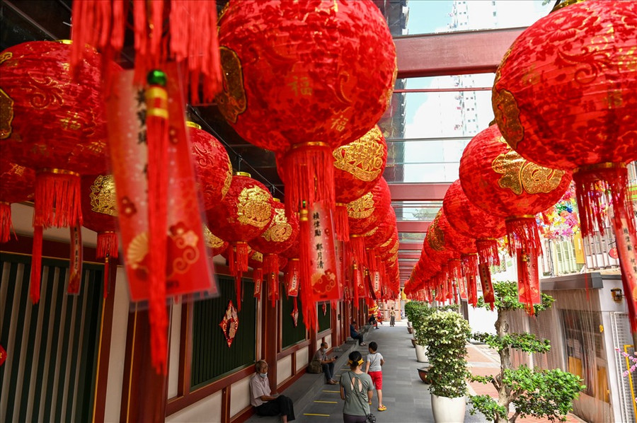 Ngôi đền được trang trí bằng đèn lồng đỏ trước Tết Nguyên đán Nhâm Dần tại khu Chinatown, Singapore. Ảnh: AFP