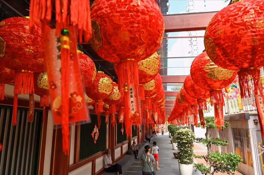 Ngôi đền được trang trí bằng đèn lồng đỏ trước Tết Nguyên đán Nhâm Dần tại khu Chinatown, Singapore. Ảnh: AFP