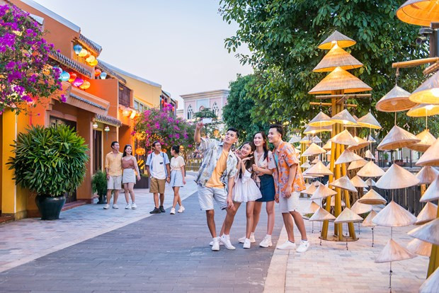 Giới trẻ trải nghiệm Hội An. Ảnh: CTV/Vietnam+