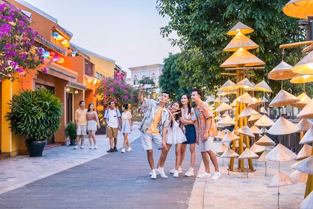 Giới trẻ trải nghiệm Hội An. Ảnh: CTV/Vietnam+